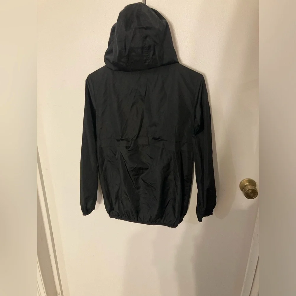 Converse hooded zip up jacket in size large. Excellent Condition. Black in color